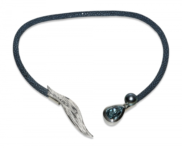 Rochenledercollier mit Topas, Tahitiperle und Silber-Palladium