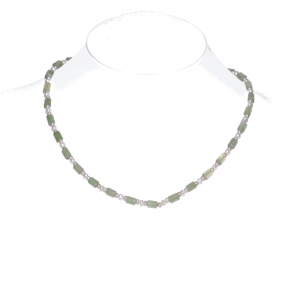 Collier aus Süßwasserperlen und Calcedon