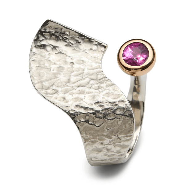 Ring aus Silber mit Granat und Rotgold
