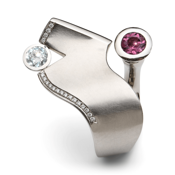 Ring aus der Kollektion "Queen of Wave" aus Platin mit Brillanten und pinkfarbenem Saphir