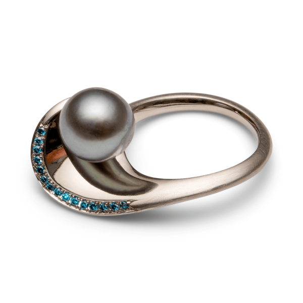 Ring aus Platin mit blauen Brillanten-behandelt und einer Tahitiperle