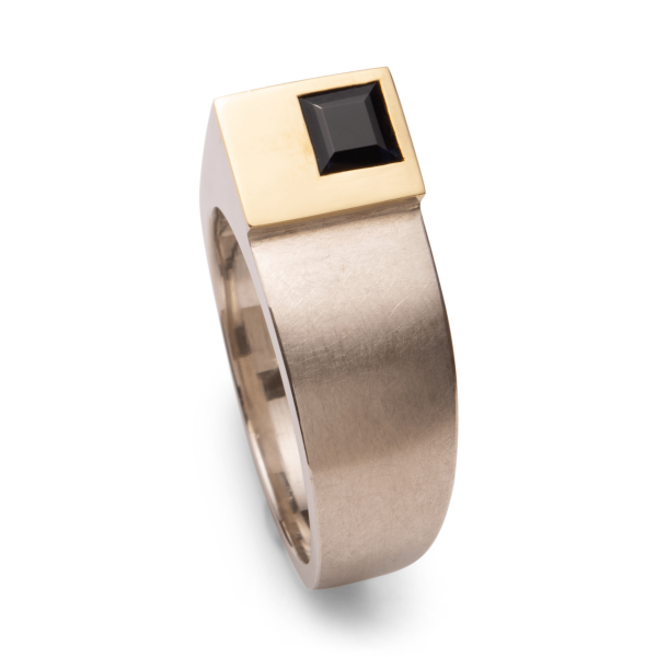 Asymmetrischer Herrenring aus Silber, Gelbgold und einem Saphir