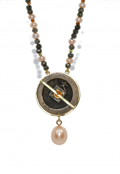 Collier "Talisman Fire" aus einer japanischen Münze, Spessartin Granat, Roségold, Süßwasserperlen, Pyrit und Citrin